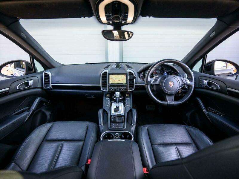 A 2014 PORSCHE CAYENNE 3.0 TD V6 Platinum Edition SUV 5dr Diesel TiptronicS 4WD Euro 5 (s/s) (245 ps) A 2014 PORSCHE CAYENNE 3.0 TD V6 Platinum Edition SUV 5dr Diesel TiptronicS 4WD Euro 5 (s/s) (245 ps)