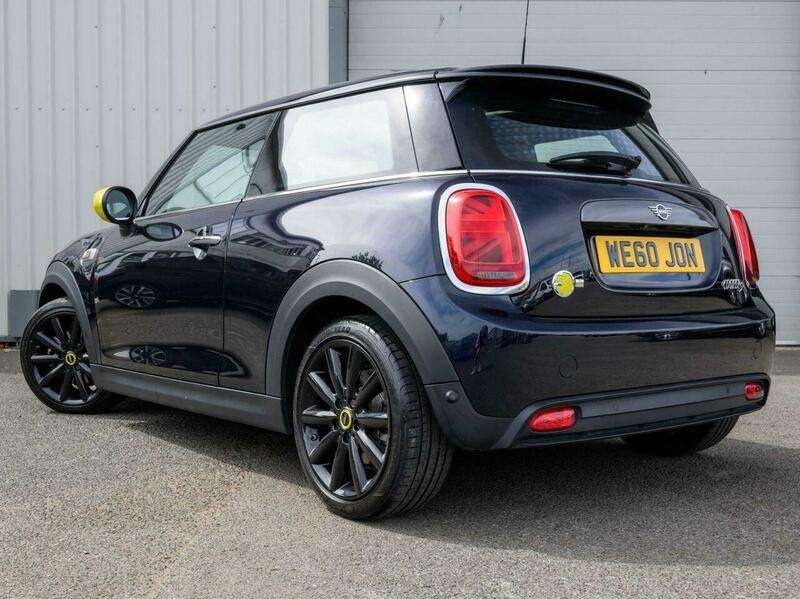 A 2021 MINI HATCH Cooper SE 32.6kWh Level 3 Hatchback 3dr Electric Auto (184 ps) A 2021 MINI HATCH Cooper SE 32.6kWh Level 3 Hatchback 3dr Electric Auto (184 ps)