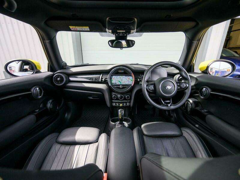 A 2021 MINI HATCH Cooper SE 32.6kWh Level 3 Hatchback 3dr Electric Auto (184 ps) A 2021 MINI HATCH Cooper SE 32.6kWh Level 3 Hatchback 3dr Electric Auto (184 ps)