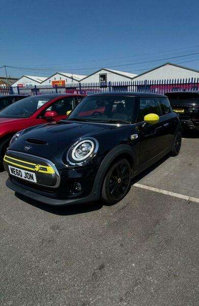A 2021 MINI HATCH Cooper SE 32.6kWh Level 3 Hatchback 3dr Electric Auto (184 ps) A 2021 MINI HATCH Cooper SE 32.6kWh Level 3 Hatchback 3dr Electric Auto (184 ps)