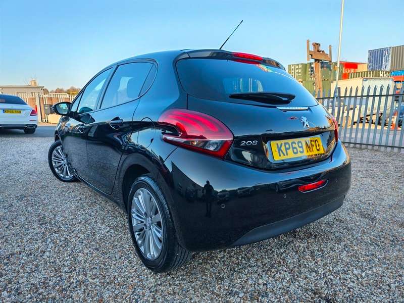 A 2019 PEUGEOT 208 PURETECH S/S SIGNATURE A 2019 PEUGEOT 208 PURETECH S/S SIGNATURE