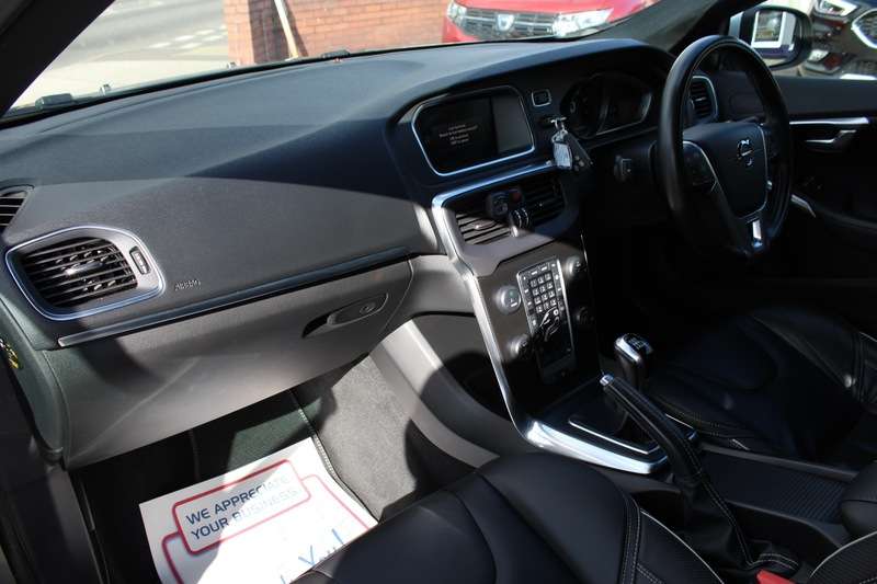 2019 VOLVO V40 2019 VOLVO V40