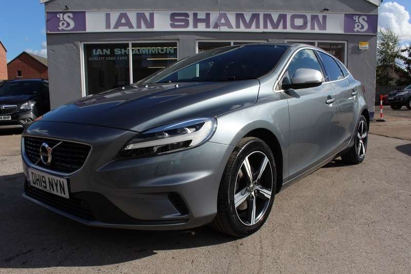 2019 VOLVO V40 2019 VOLVO V40