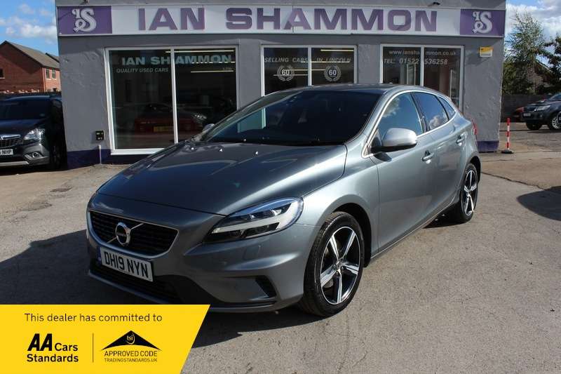 A 2019 VOLVO V40 2.0 T2 R-DESIGN EDITION A 2019 VOLVO V40 2.0 T2 R-DESIGN EDITION