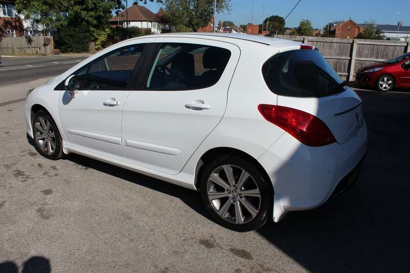 A 2013 PEUGEOT 308 E-HDI ACTIVE NAVIGATION VERSION A 2013 PEUGEOT 308 E-HDI ACTIVE NAVIGATION VERSION