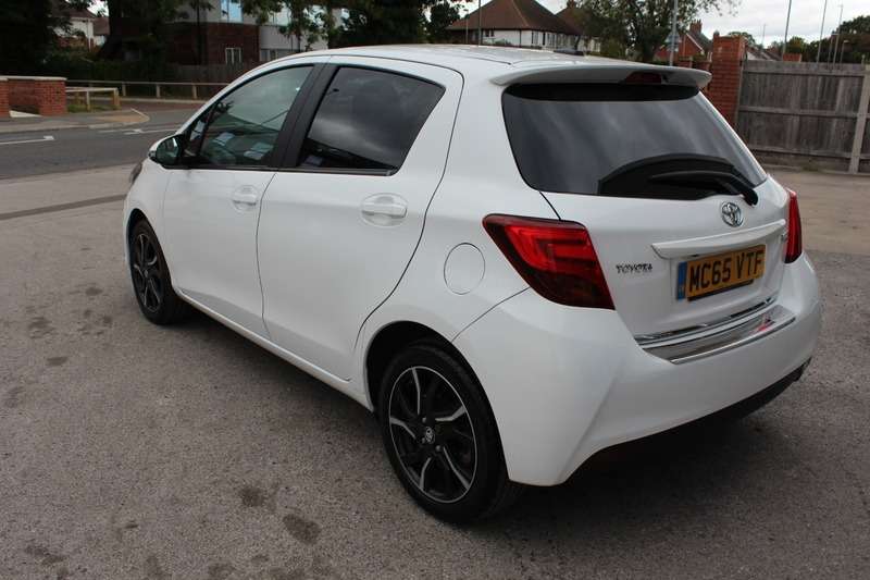 A 2015 TOYOTA YARIS 1.3 VVT-I DESIGN FIVE DOOR A 2015 TOYOTA YARIS 1.3 VVT-I DESIGN FIVE DOOR