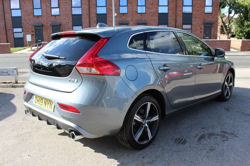 2019 VOLVO V40 2019 VOLVO V40