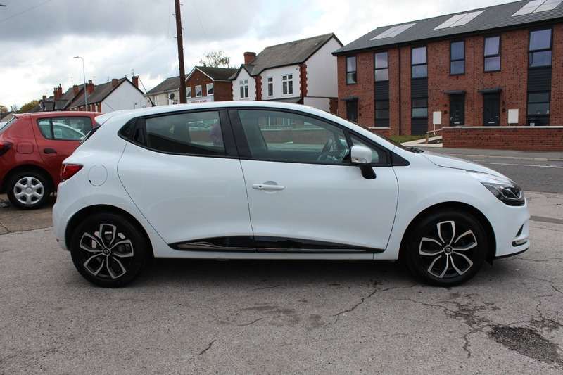 A 2019 RENAULT CLIO 1.0 PLAY TCE A 2019 RENAULT CLIO 1.0 PLAY TCE