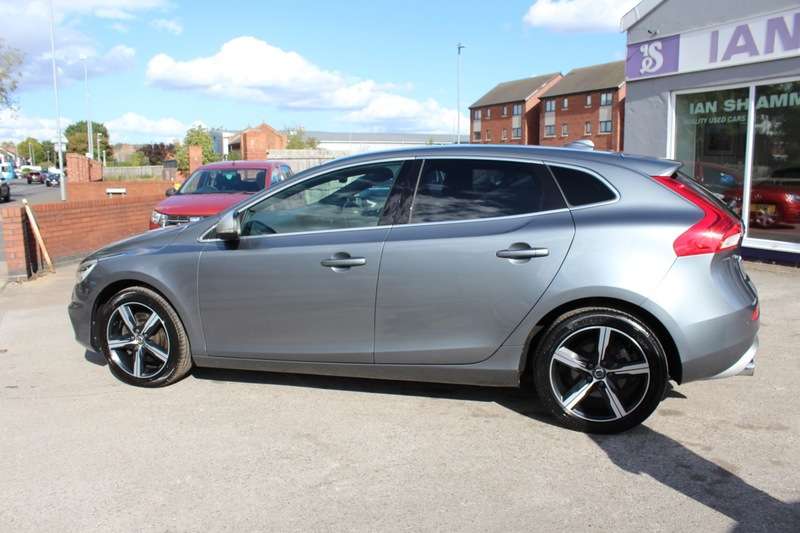 2019 VOLVO V40 2019 VOLVO V40