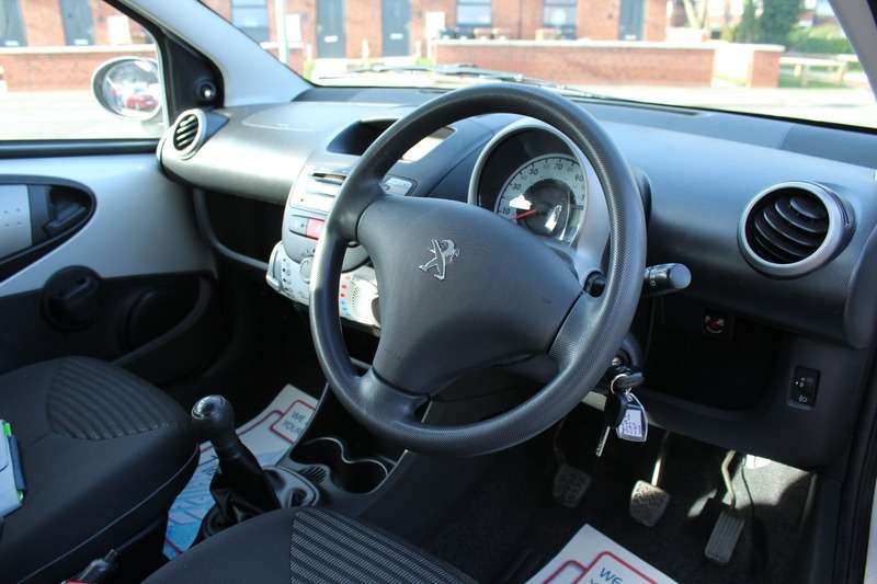 2013 PEUGEOT 107 2013 PEUGEOT 107