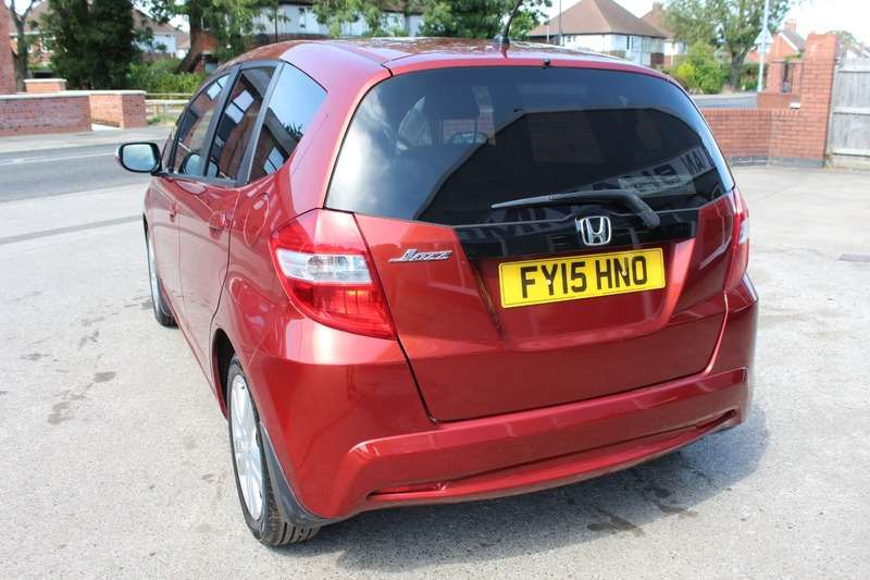 A 2015 HONDA JAZZ 1.3 I-VTEC ES PLUS AUTO A 2015 HONDA JAZZ 1.3 I-VTEC ES PLUS AUTO