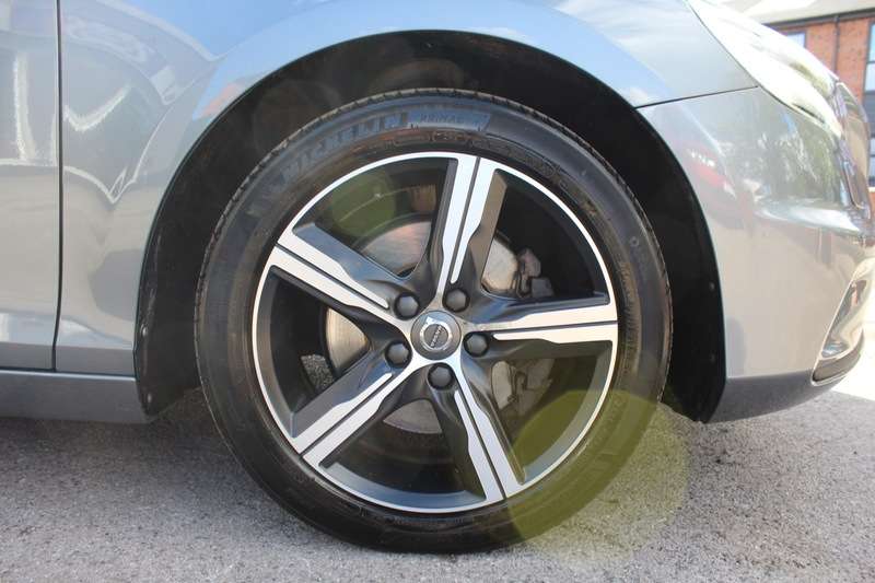 2019 VOLVO V40 2019 VOLVO V40