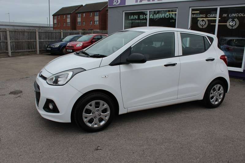 A 2015 HYUNDAI I10 S A 2015 HYUNDAI I10 S