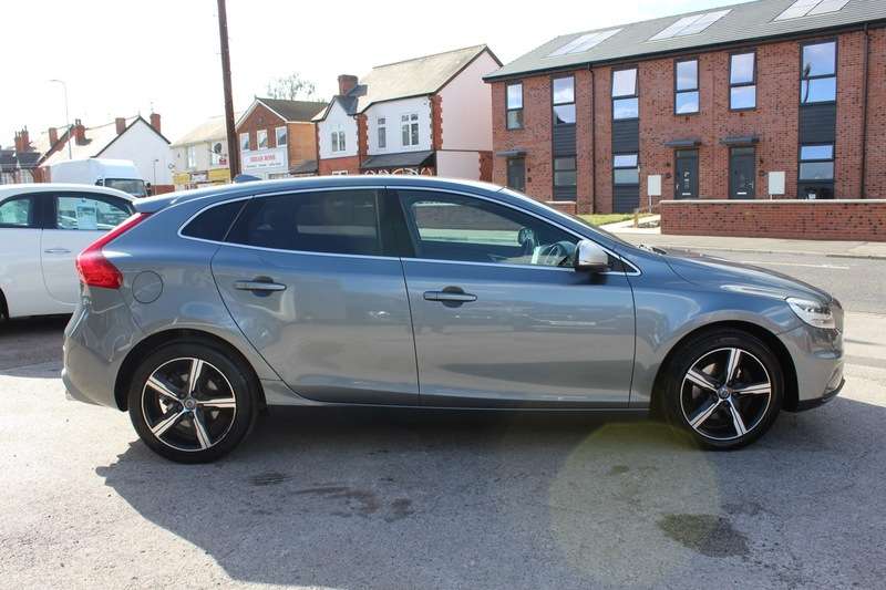 A 2019 VOLVO V40 2.0 T2 R-DESIGN EDITION A 2019 VOLVO V40 2.0 T2 R-DESIGN EDITION