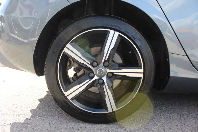 2019 VOLVO V40 2019 VOLVO V40