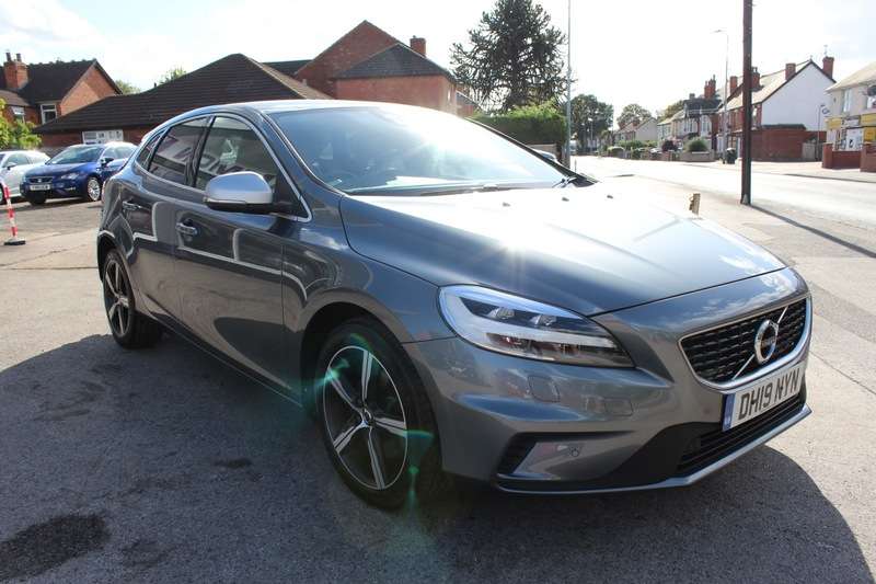 A 2019 VOLVO V40 2.0 T2 R-DESIGN EDITION A 2019 VOLVO V40 2.0 T2 R-DESIGN EDITION