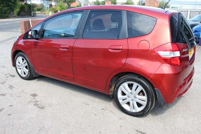 A 2015 HONDA JAZZ 1.3 I-VTEC ES PLUS AUTO A 2015 HONDA JAZZ 1.3 I-VTEC ES PLUS AUTO