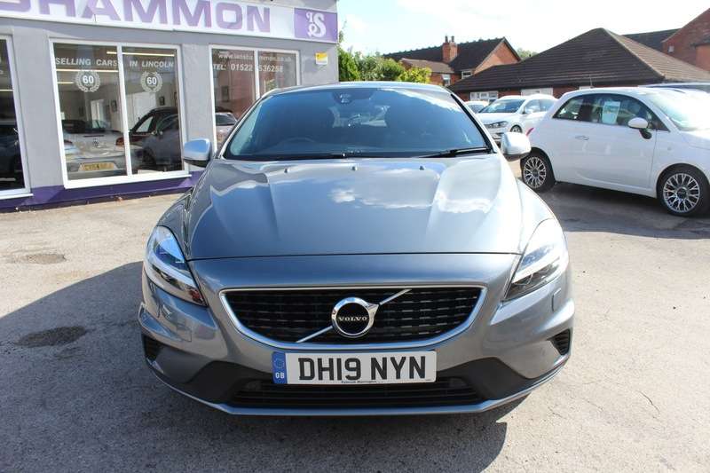 A 2019 VOLVO V40 2.0 T2 R-DESIGN EDITION A 2019 VOLVO V40 2.0 T2 R-DESIGN EDITION