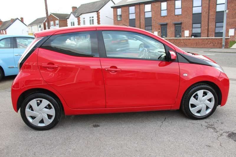 A 2017 TOYOTA AYGO VVT-I X-PLAY A 2017 TOYOTA AYGO VVT-I X-PLAY