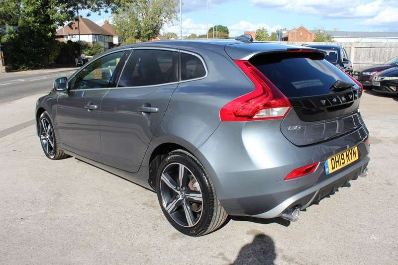 2019 VOLVO V40 2019 VOLVO V40
