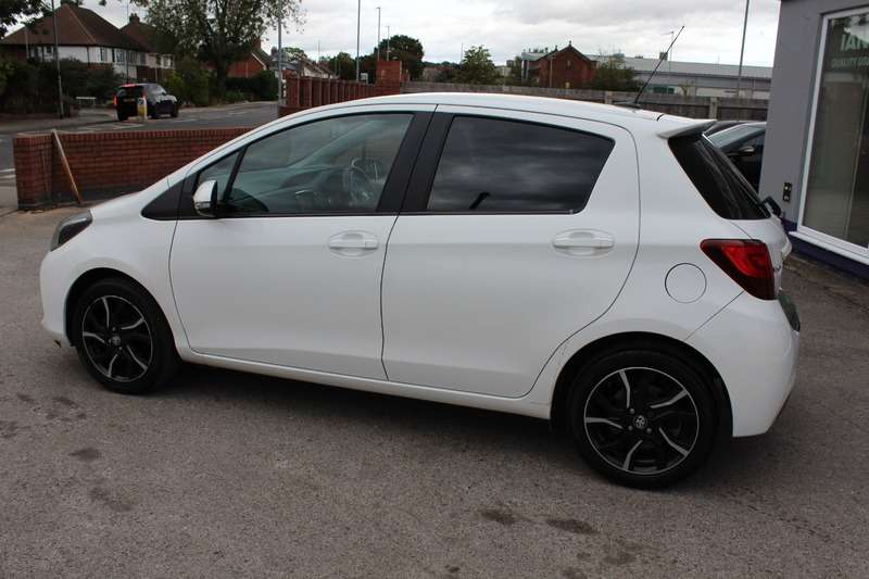 A 2015 TOYOTA YARIS 1.3 VVT-I DESIGN FIVE DOOR A 2015 TOYOTA YARIS 1.3 VVT-I DESIGN FIVE DOOR