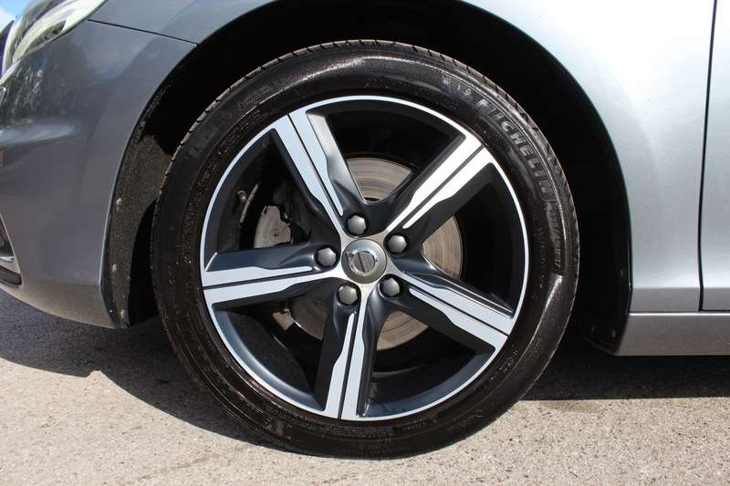 2019 VOLVO V40 2019 VOLVO V40