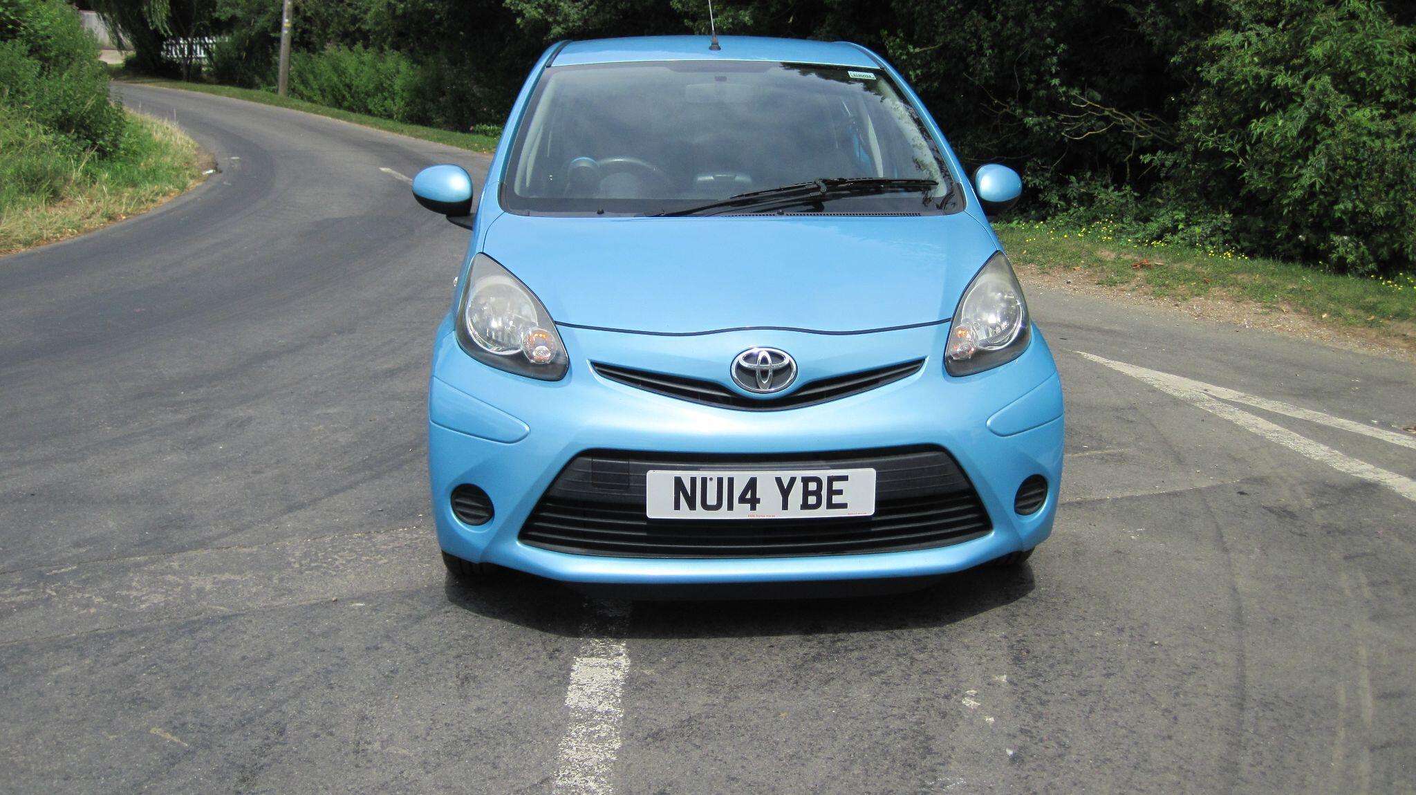 A 2014 TOYOTA AYGO 1.0 VVT-i Move Euro 5 5dr A 2014 TOYOTA AYGO 1.0 VVT-i Move Euro 5 5dr
