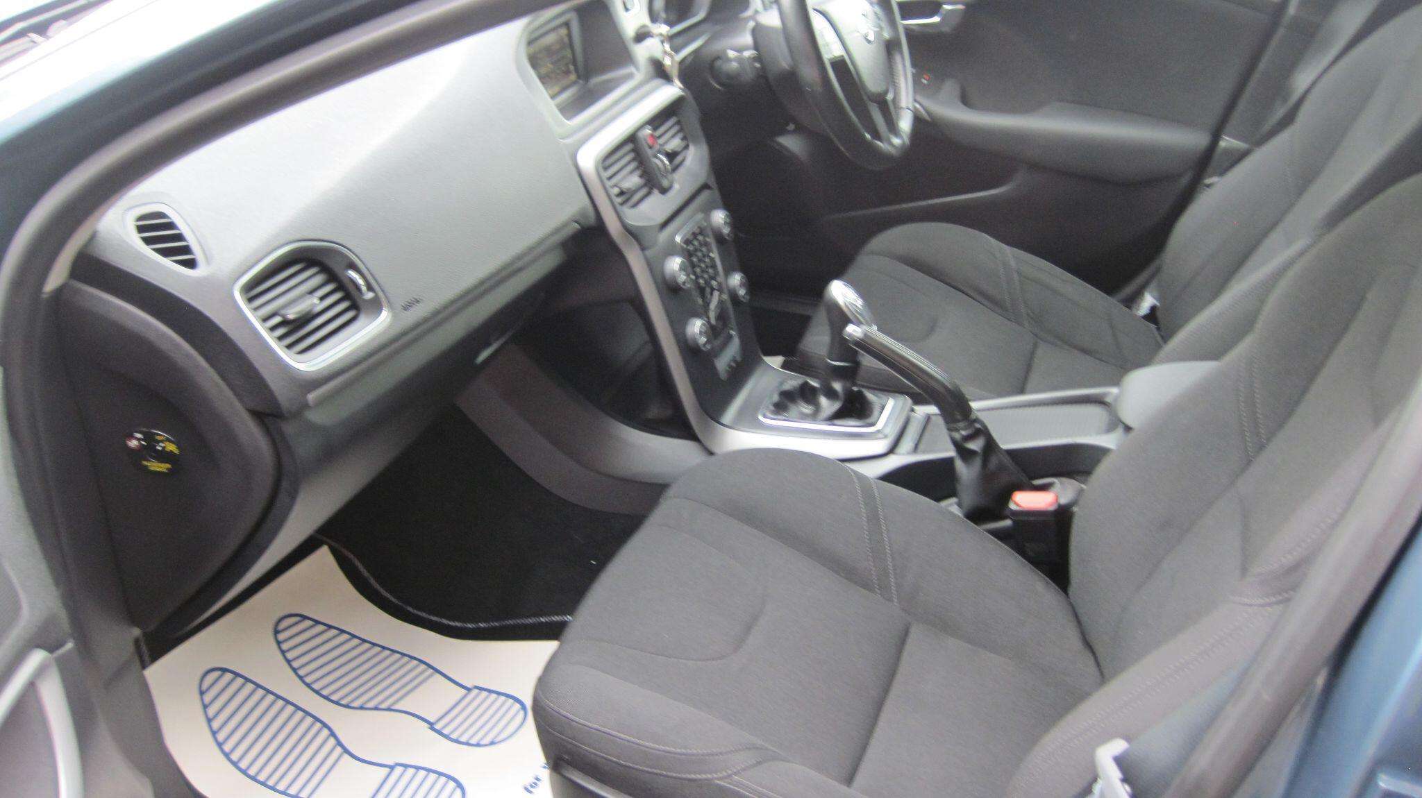 2013 VOLVO V40 2013 VOLVO V40