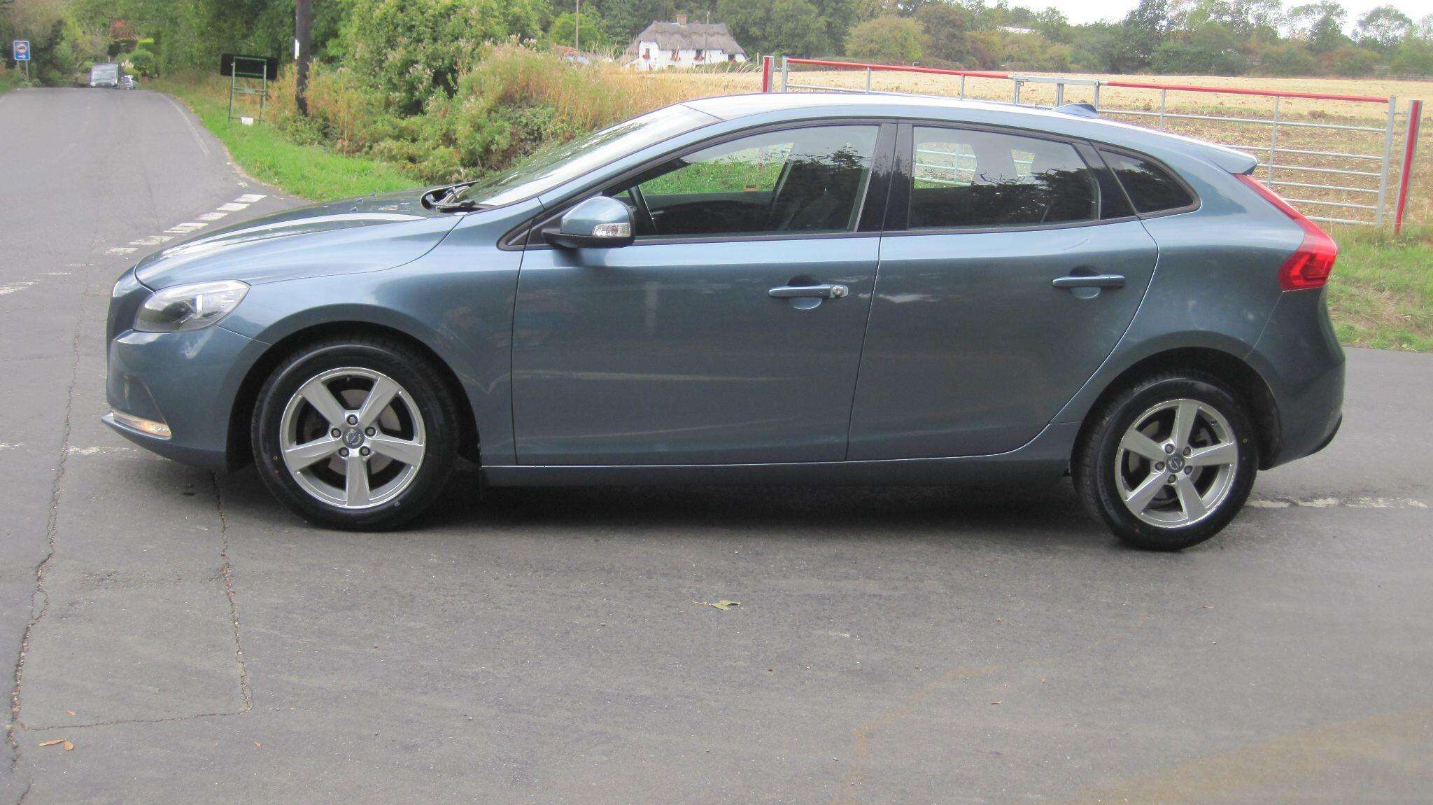 2013 VOLVO V40 2013 VOLVO V40