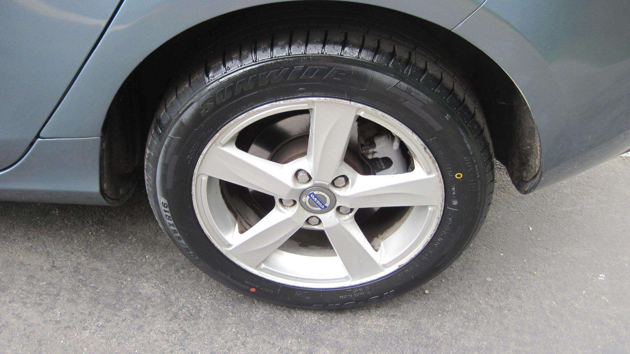 2013 VOLVO V40 2013 VOLVO V40