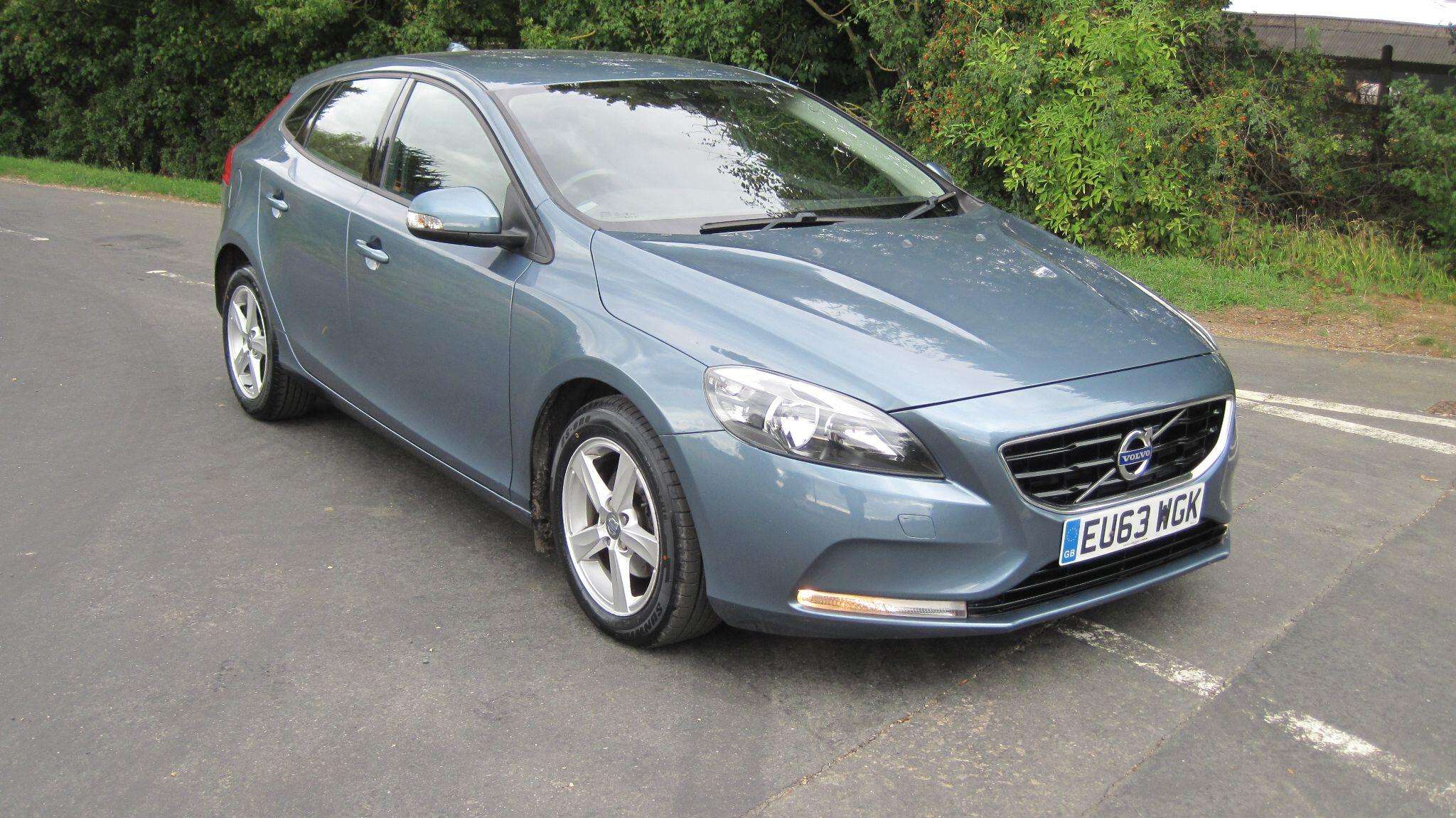 A 2013 VOLVO V40 1.6 D2 ES Euro 5 (s/s) 5dr A 2013 VOLVO V40 1.6 D2 ES Euro 5 (s/s) 5dr