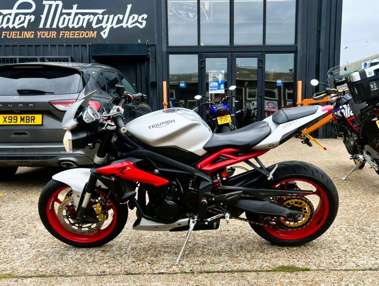 2015 TRIUMPH STREET TRIPLE 675 2015 TRIUMPH STREET TRIPLE 675