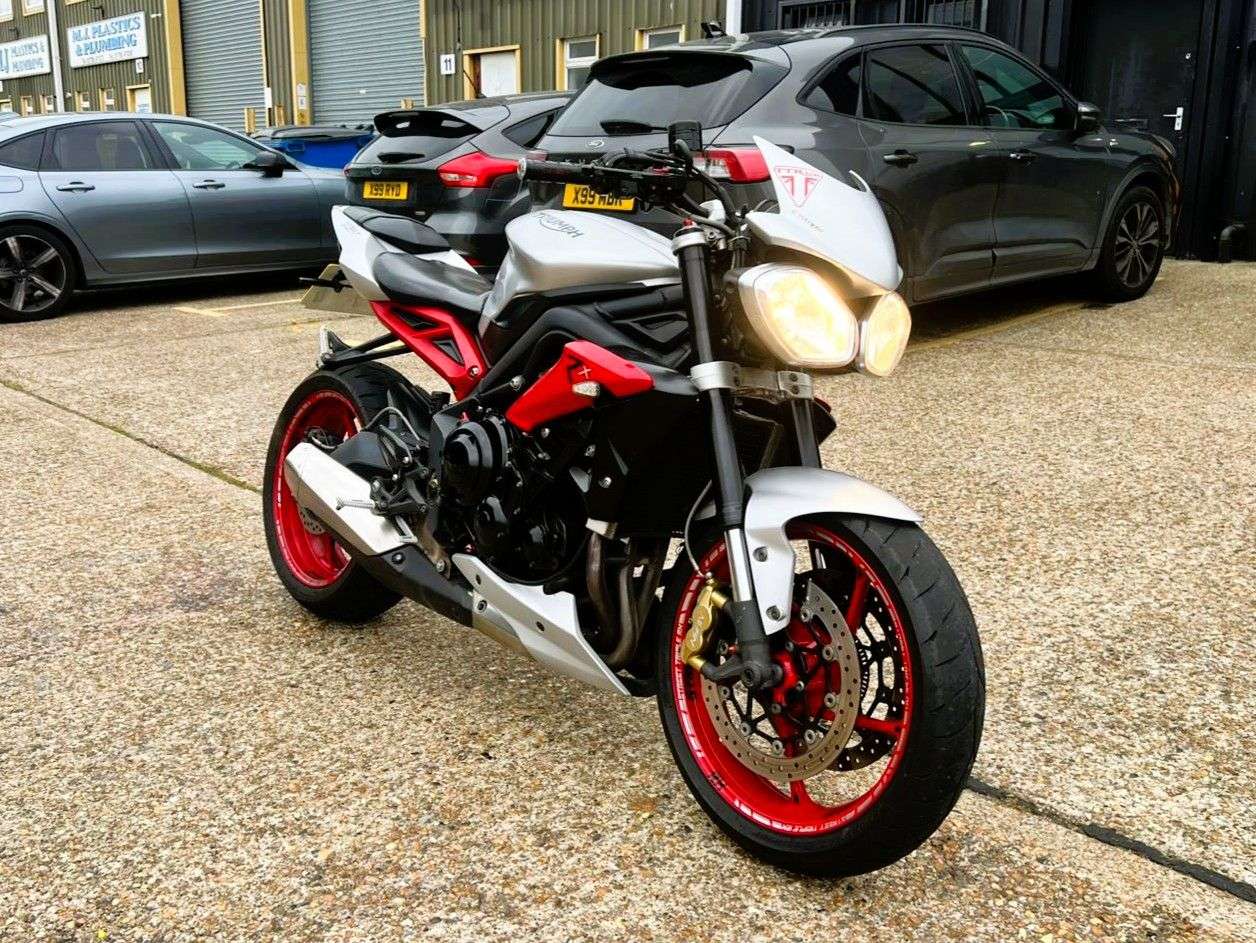 2015 TRIUMPH STREET TRIPLE 675 2015 TRIUMPH STREET TRIPLE 675
