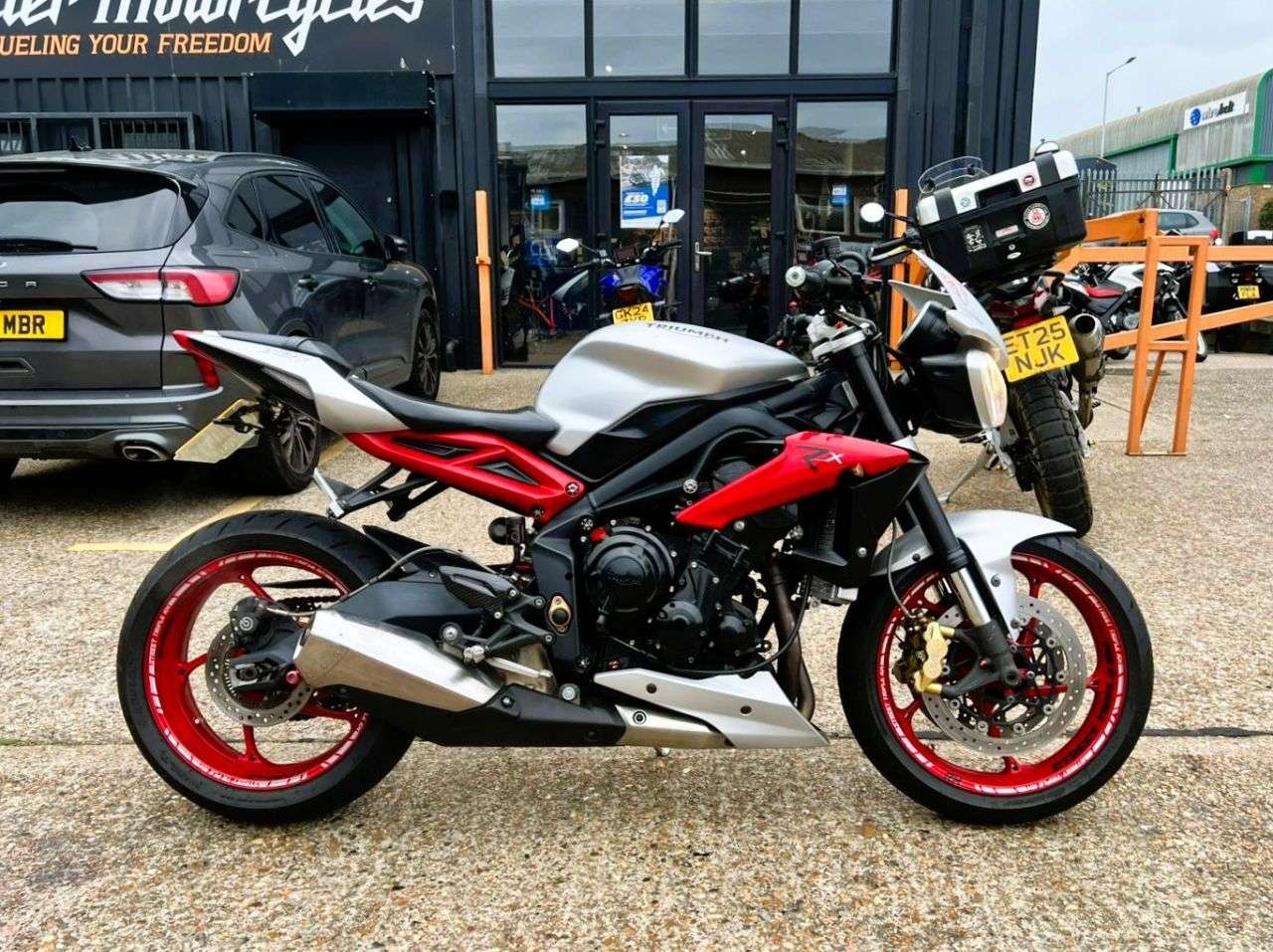 2015 TRIUMPH STREET TRIPLE 675 2015 TRIUMPH STREET TRIPLE 675