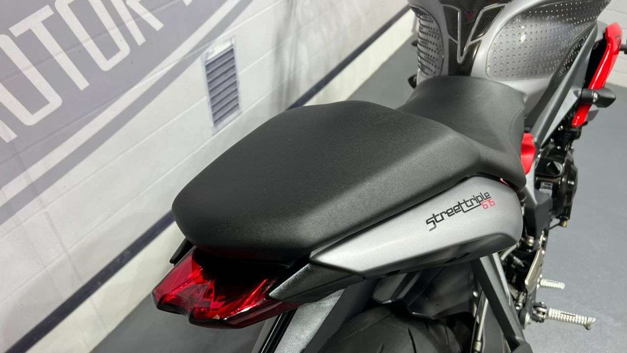 2014 TRIUMPH STREET TRIPLE 675 2014 TRIUMPH STREET TRIPLE 675