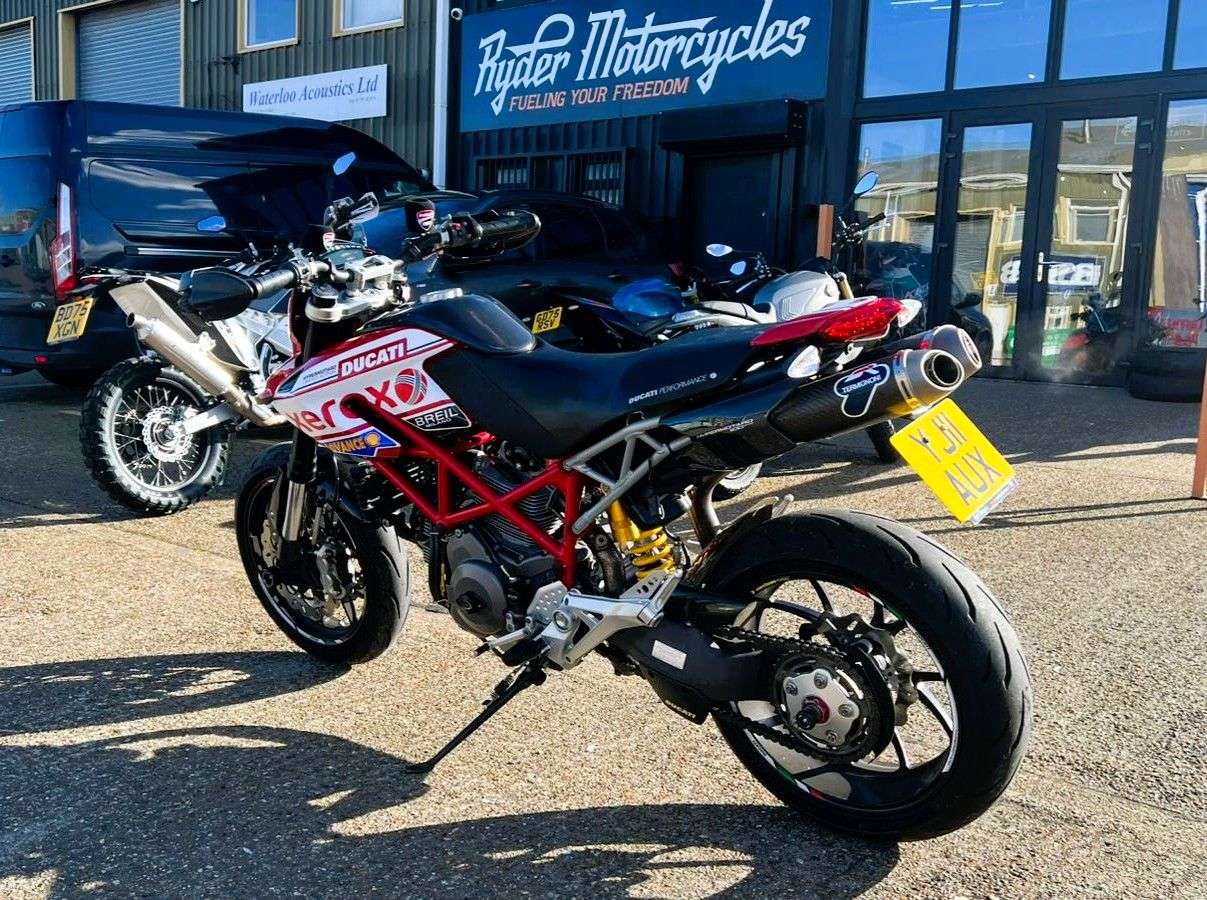 2011 DUCATI HYPERMOTARD 1100 2011 DUCATI HYPERMOTARD 1100