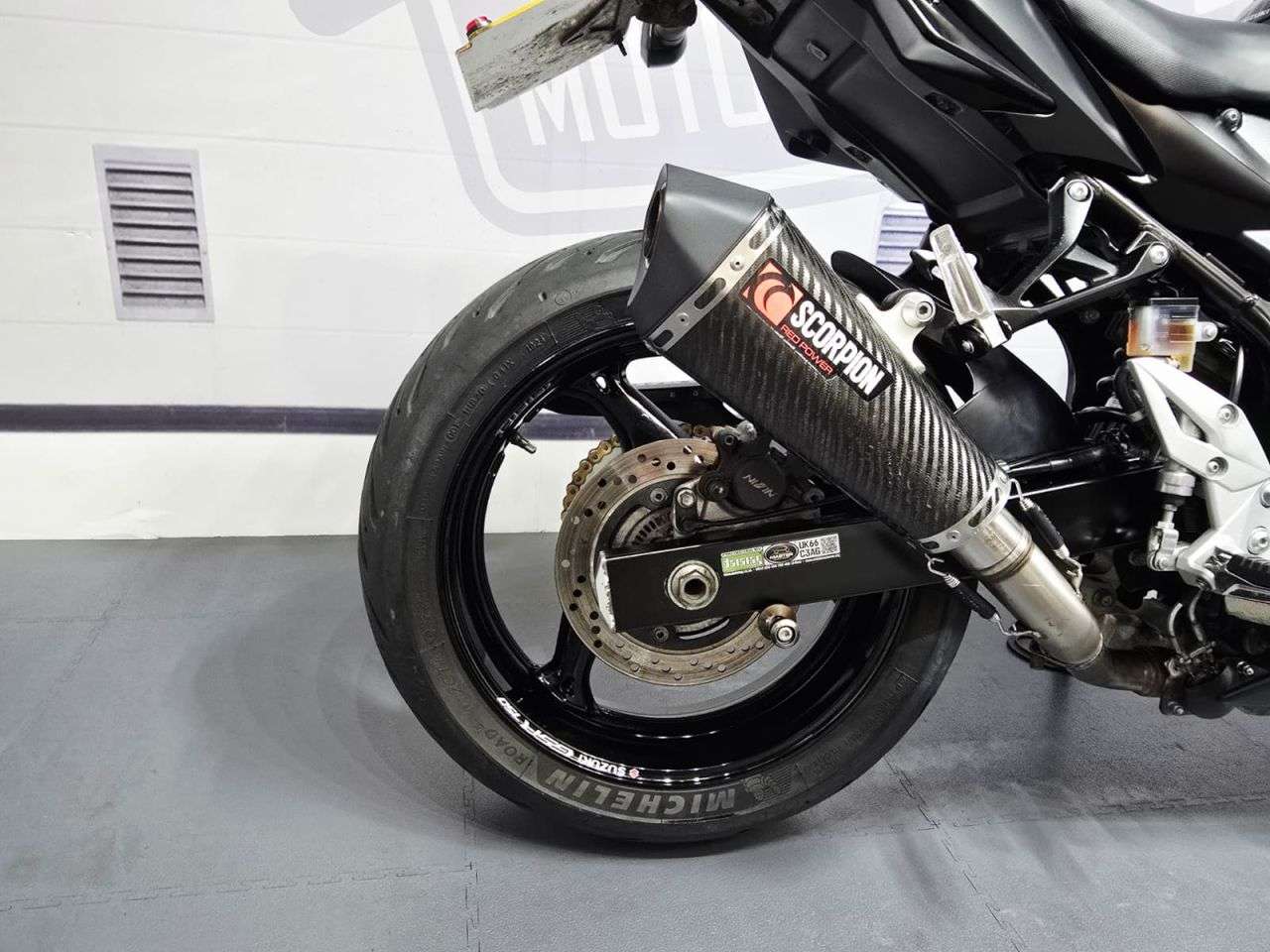 2013 SUZUKI GSR750 2013 SUZUKI GSR750