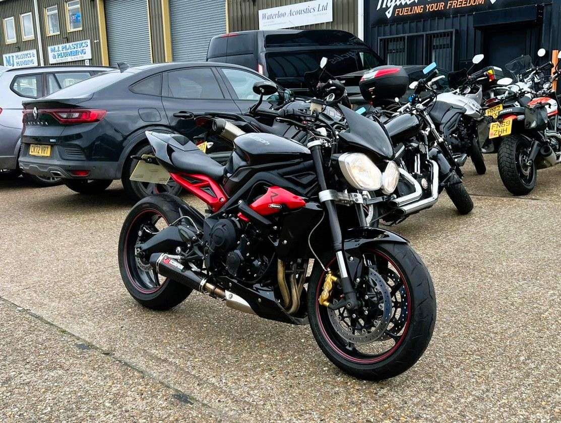 2014 TRIUMPH STREET TRIPLE 675 2014 TRIUMPH STREET TRIPLE 675