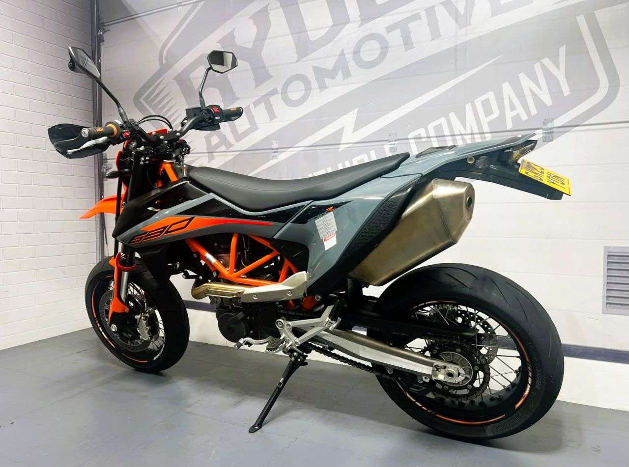 2023 KTM 690 SMC R 2023 KTM 690 SMC R