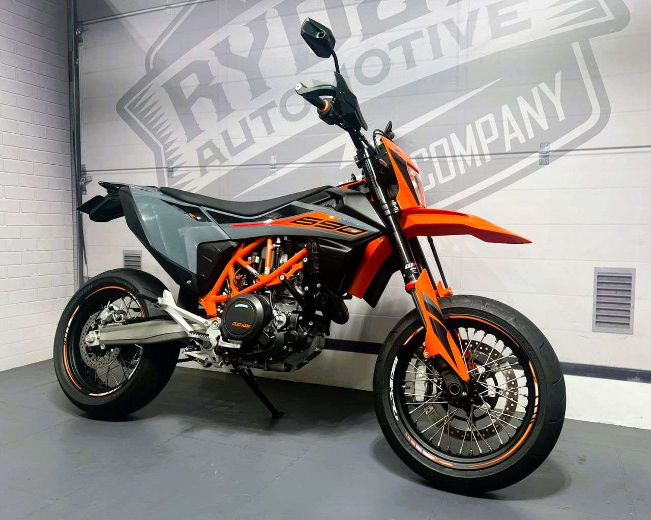 2023 KTM 690 SMC R 2023 KTM 690 SMC R