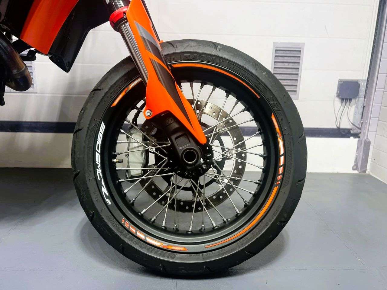 2023 KTM 690 SMC R 2023 KTM 690 SMC R