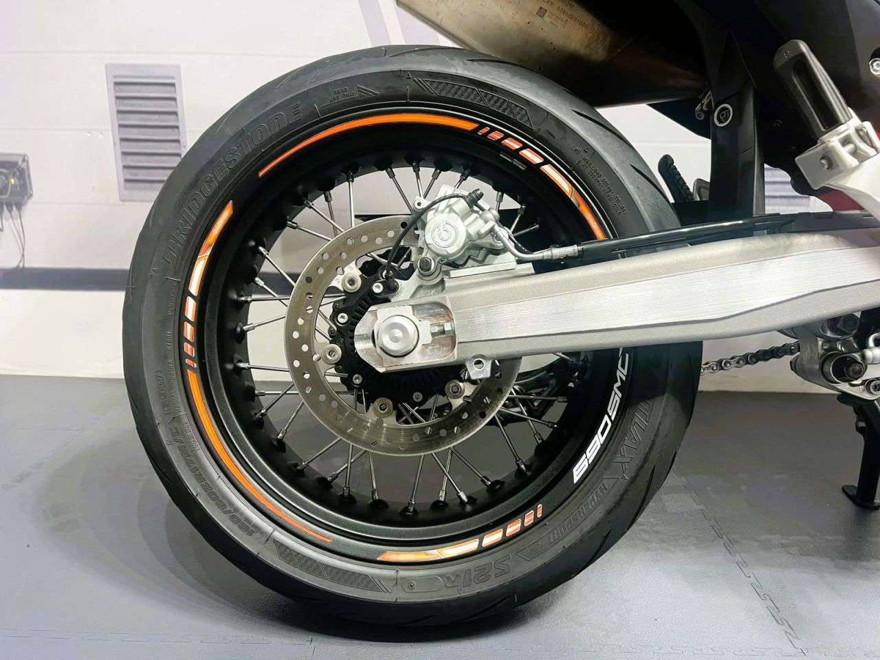 2023 KTM 690 SMC R 2023 KTM 690 SMC R