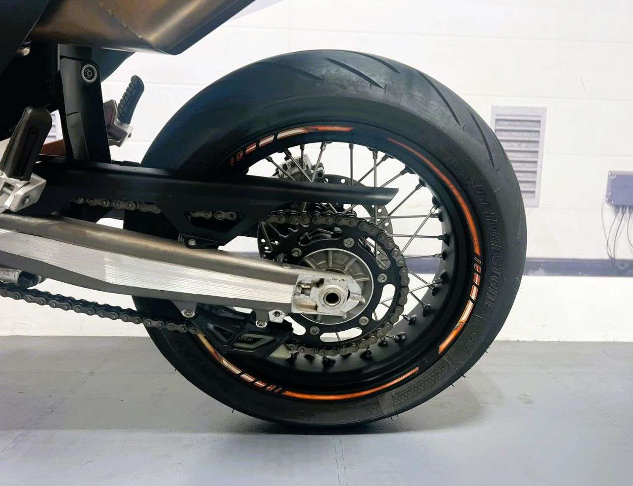 2023 KTM 690 SMC R 2023 KTM 690 SMC R