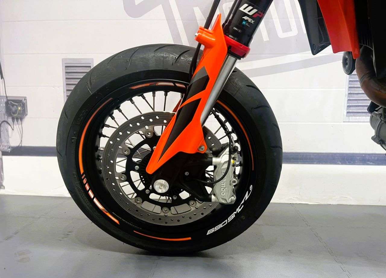 2023 KTM 690 SMC R 2023 KTM 690 SMC R
