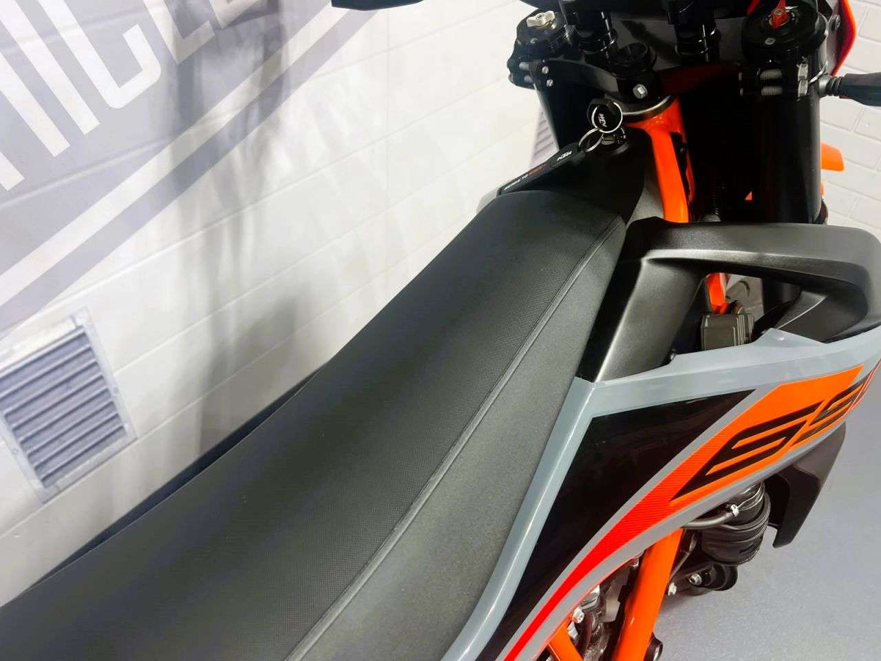 2023 KTM 690 SMC R 2023 KTM 690 SMC R
