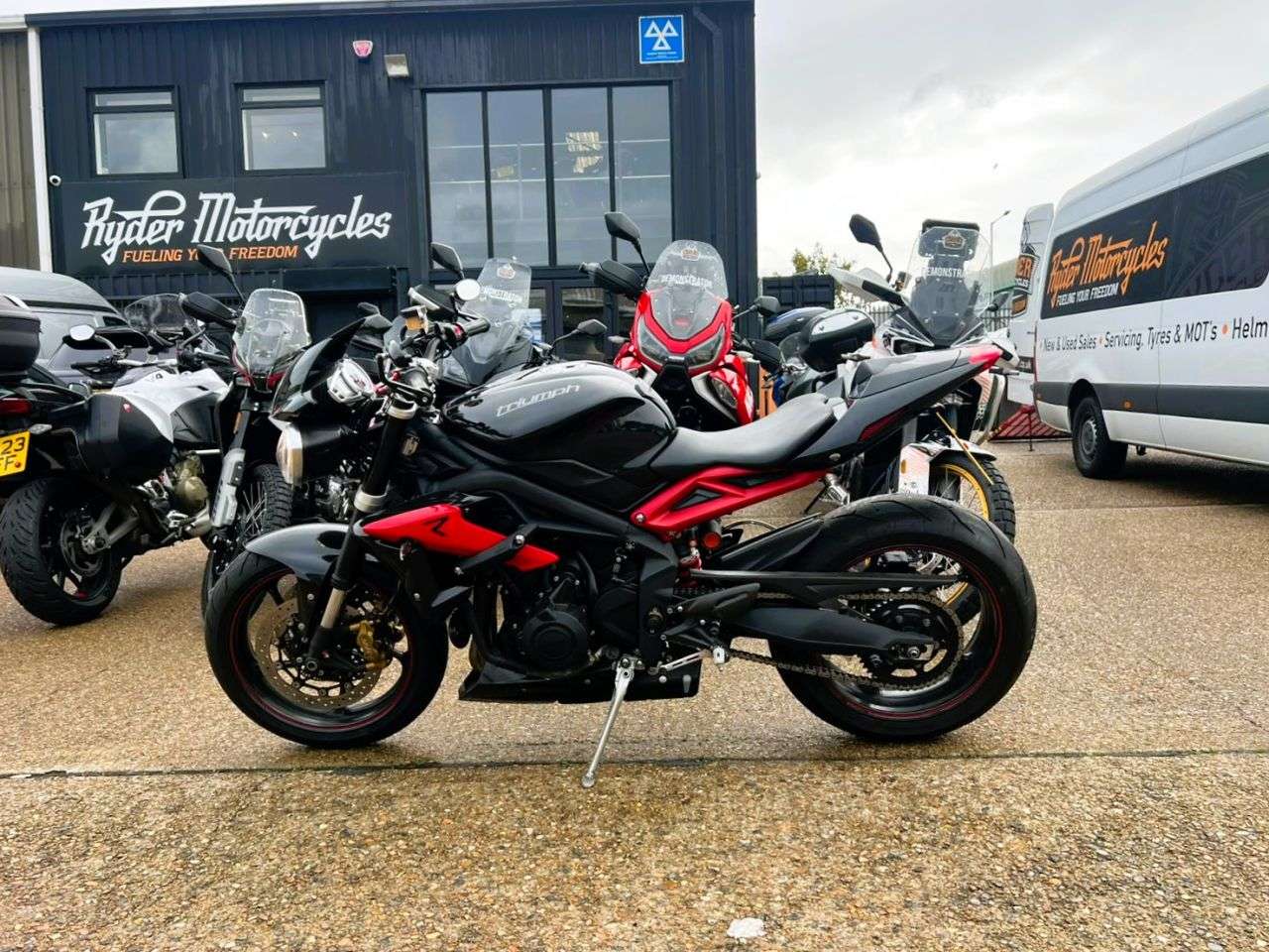 2014 TRIUMPH STREET TRIPLE 675 2014 TRIUMPH STREET TRIPLE 675