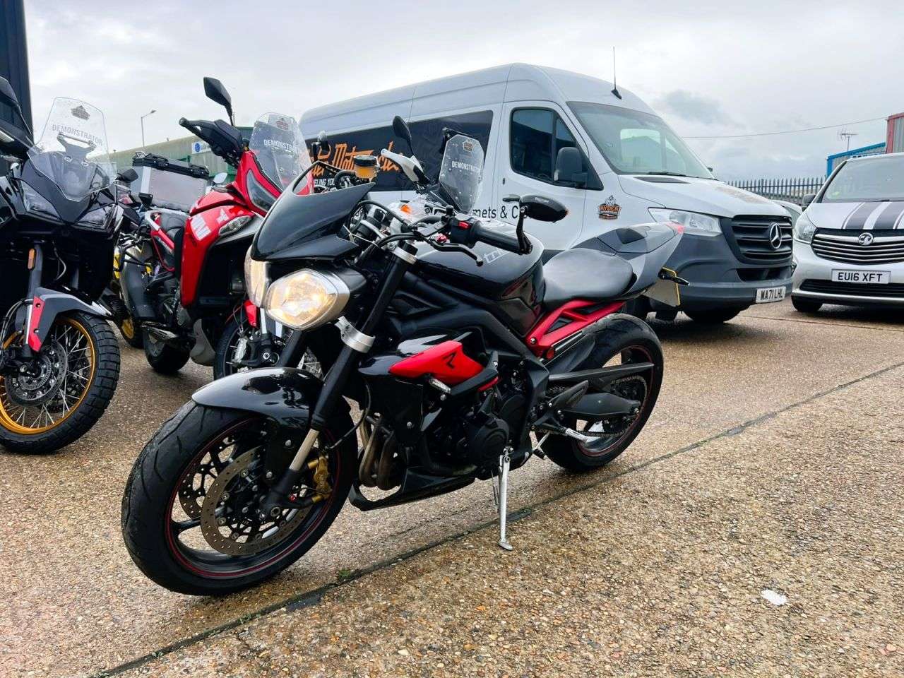 2014 TRIUMPH STREET TRIPLE 675 2014 TRIUMPH STREET TRIPLE 675