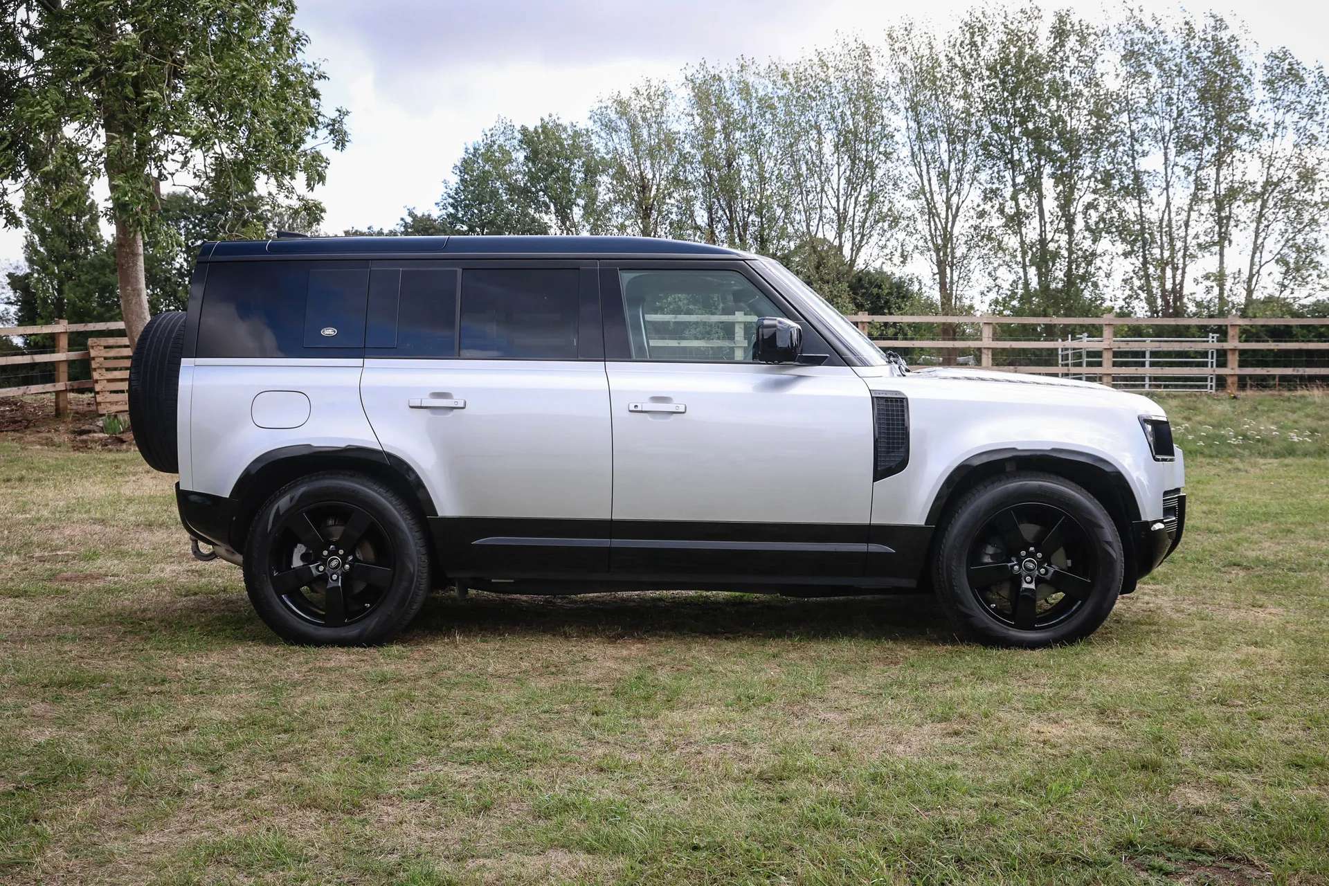 A 2020 LAND ROVER DEFENDER 2.0 D240 First Edition 110 5dr Auto A 2020 LAND ROVER DEFENDER 2.0 D240 First Edition 110 5dr Auto