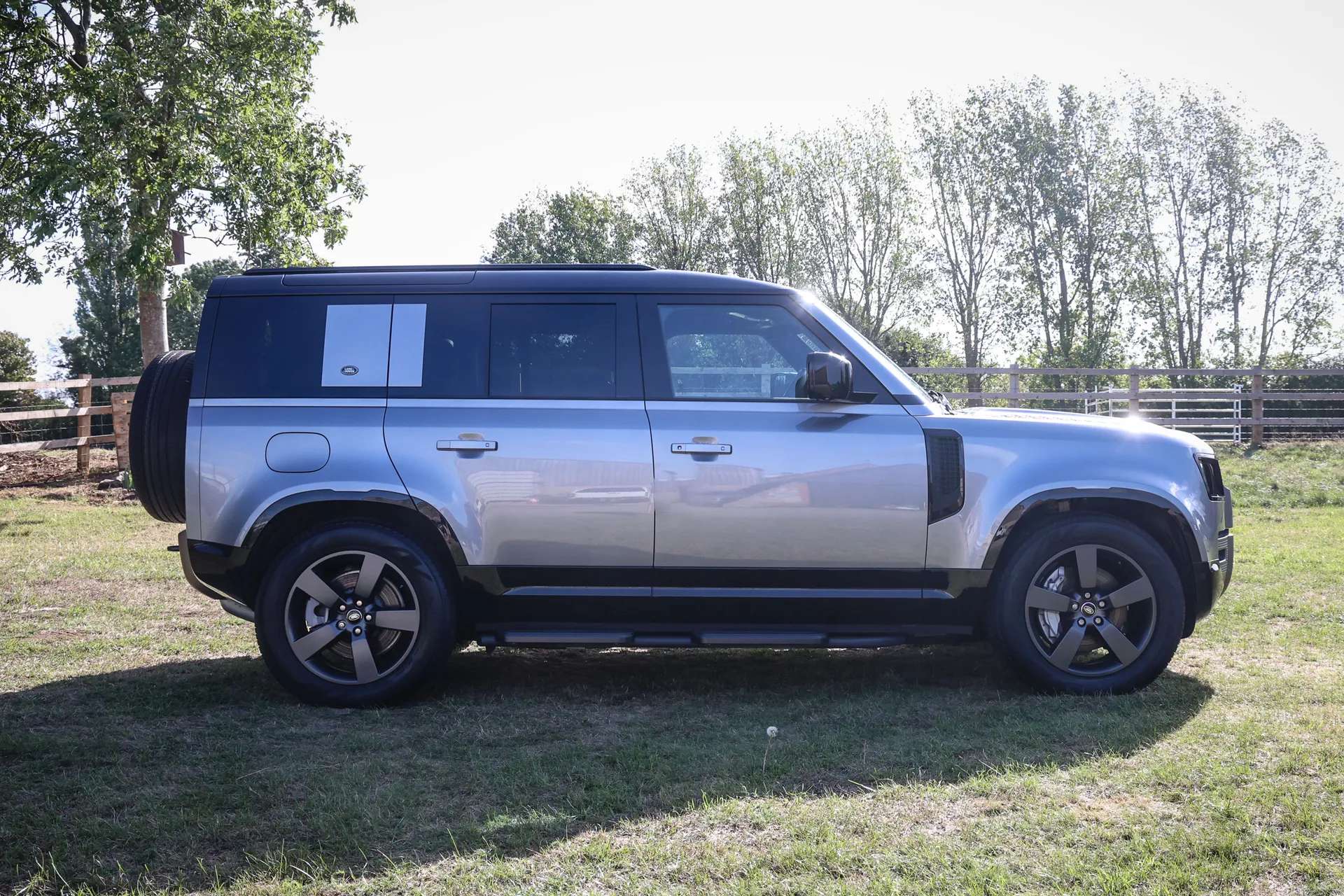 A 2024 LAND ROVER DEFENDER 3.0 D300 X-Dynamic HSE 110 5dr Auto A 2024 LAND ROVER DEFENDER 3.0 D300 X-Dynamic HSE 110 5dr Auto