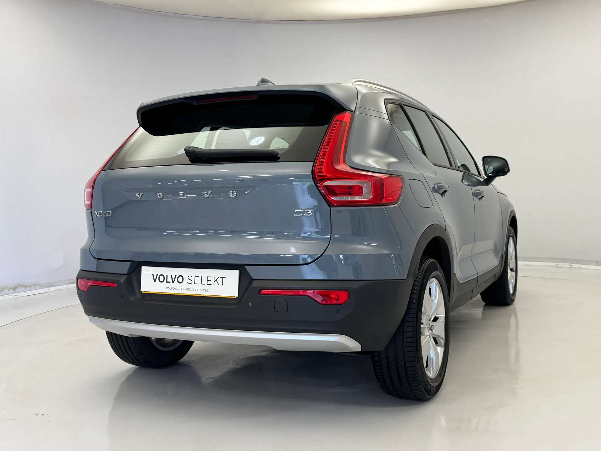 A 2020 VOLVO XC40 2.0 D3 Momentum 5dr A 2020 VOLVO XC40 2.0 D3 Momentum 5dr